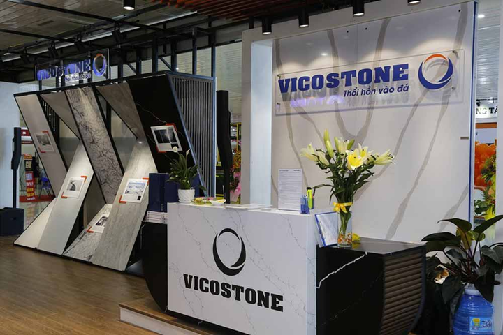 Showroom trưng bày đá đen tia chớp nhân tạo gốc thạch anh VICOSTONE - nơi khách hàng có thể đến tham quan và trải nghiệm sản phẩm