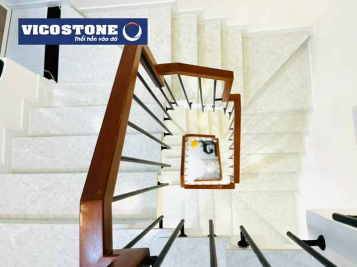 Cầu thang chữ U, bậc đá VICOSTONE Icelake BQ8668 nổi bật với tông màu trắng xanh mát lạnh và những vân trắng xuất hiện mạnh mẽ như những vết bằng nứt chạy dài giúp tiết kiệm diện tích các tầng và làm cho không gian bừng sáng hơn (Nguồn: Công trình 954 CMT8 Tân Bình, TPHCM do Tường Lam Interior Stone thiết kế, thi công)