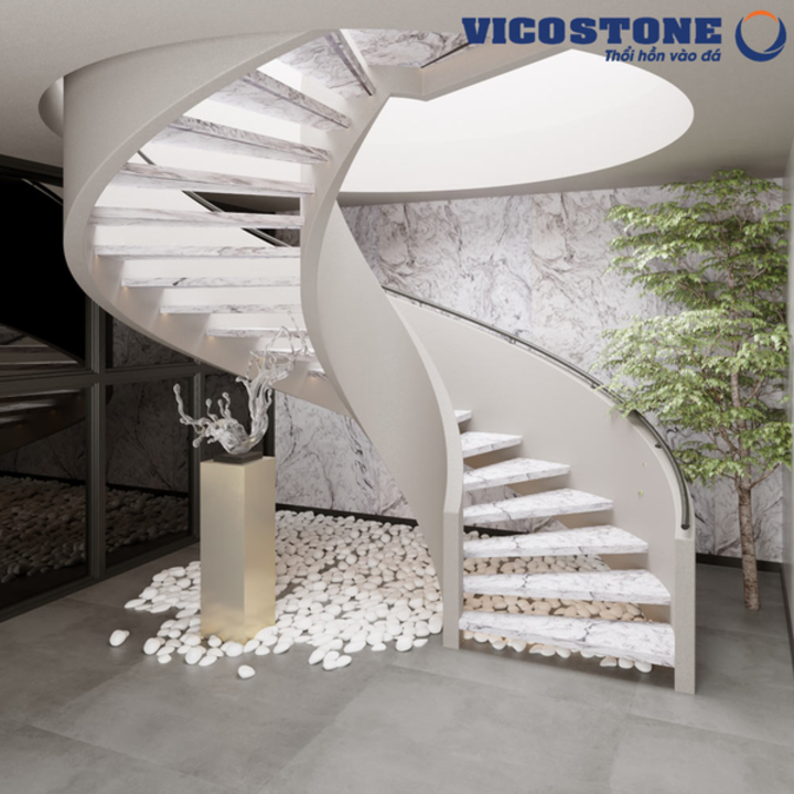 Cuốn hút với cầu thang xoắn ốc ốp đá thạch anh VICOSTONE White Fusion BQ8825 vân mây xám vần vũ hoà quyện vào nhau tạo thành những vòng xoáy như những con mắt bão cùng hiệu ứng chuyển tiếp nhẹ nhàng và tự nhiên giữa vân và nền đá