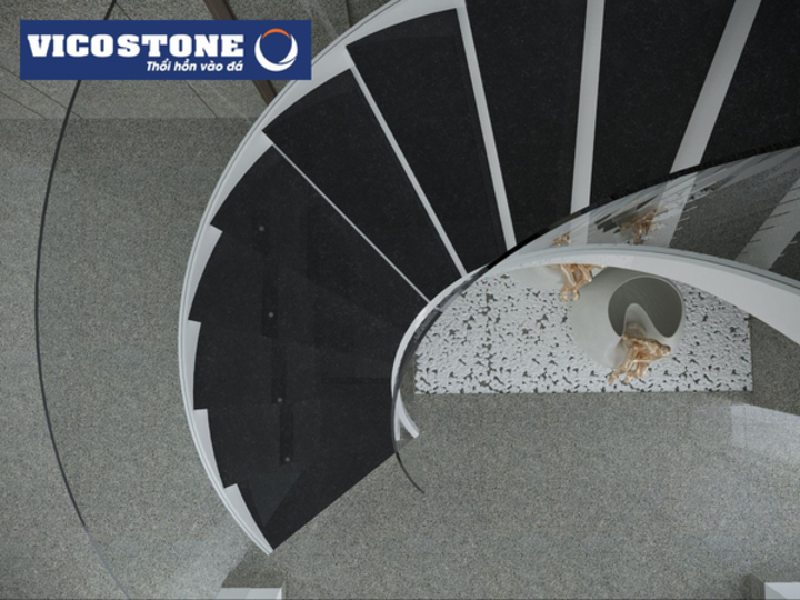 Nhờ cách phối màu đen - trắng đối lập, thiết kế uốn cong, ốp đá thạch anh VICOSTONE Belgium Blue BQ2102 đen bí ẩn vân nhỏ, mỏng loang dần nơi mặt bậc mà cầu thang trở thành điểm nhấn thu hút cho nhà ở