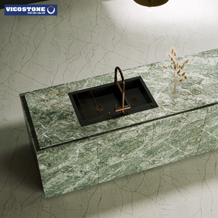 Đá nhân tạo VICOSTONE Vitoria Regia BQ6716 chống thấm, chống bám bẩn tốt nên được dùng để ốp bàn bếp 